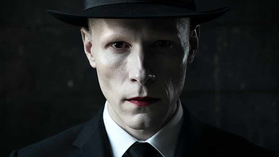 Rosto Homem de Preto MIB Rosto assustador de um Homem de Preto real sem sobrancelhas e com pele pálida